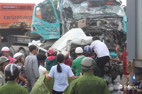 Tài xế tử vong trong cabin sau tai nạn liên hoàn trên cầu Phú Mỹ - ảnh 1