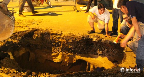 TP.HCM: Xuất hiện hố tử thần sâu 7m - ảnh 1