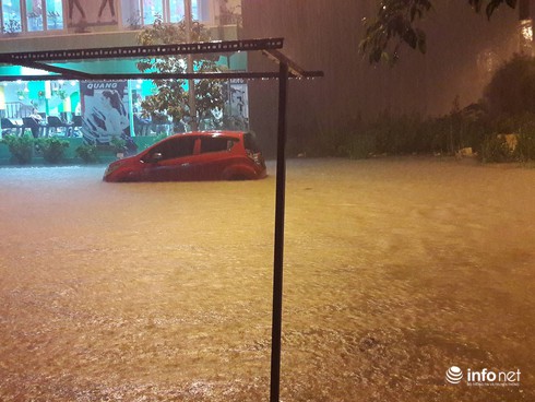 Mưa lớn, 2 ô tô bị cuốn sát vào miệng cống nơi bé trai 8 tuổi mất tích - ảnh 2