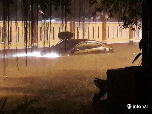 Mưa lớn, 2 ô tô bị cuốn sát vào miệng cống nơi bé trai 8 tuổi mất tích - ảnh 1