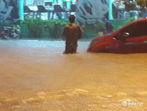 Mưa lớn, 2 ô tô bị cuốn sát vào miệng cống nơi bé trai 8 tuổi mất tích - ảnh 3