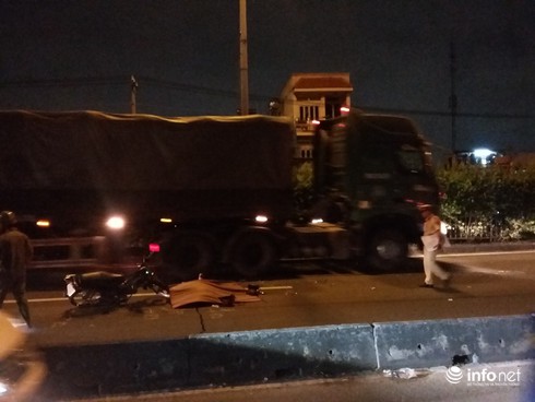 Đi xe máy vào làn ô tô, hai sinh viên thương vong - ảnh 2