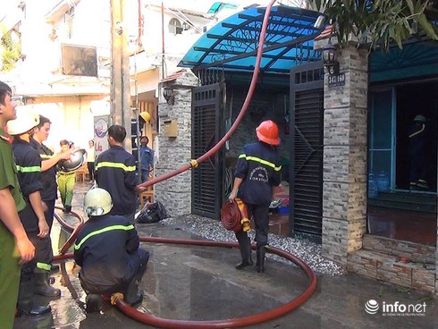 TP.HCM: 8 xe máy cháy rụi, 5 người được cứu trong vụ cháy - ảnh 2