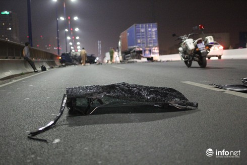 Xe sang Range Rover nát bét trên cầu Sài Gòn, 2 người thương vong - ảnh 2