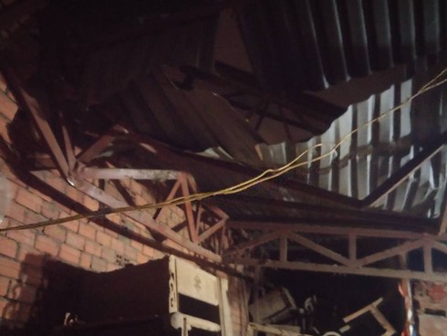 Cần cẩu dự án căn hộ Topaz Home đổ sập vào nhà dân, 2 người bị thương - ảnh 2