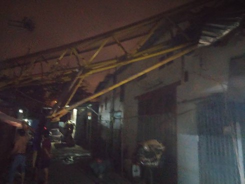 Cần cẩu dự án căn hộ Topaz Home đổ sập vào nhà dân, 2 người bị thương - ảnh 3