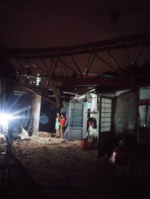 Cần cẩu dự án căn hộ Topaz Home đổ sập vào nhà dân, 2 người bị thương - ảnh 4