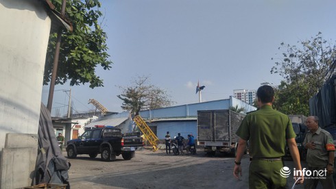 Cần cẩu dự án căn hộ Topaz Home đổ sập vào nhà dân, 2 người bị thương - ảnh 1