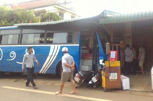 Chạy không kịp, 2 người phụ nữ bị xe khách tông ở quán cà phê - ảnh 1