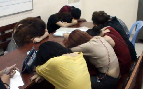 Hàng loạt cô gái bán dâm trong khách sạn giá gần 1 triệu đồng/giờ - ảnh 1