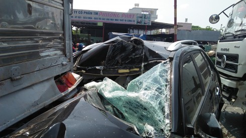 Xế hộp nát bươm phần đầu, 2 vợ chồng thoát chết nhờ túi khí - ảnh 1