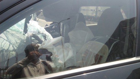 Xế hộp nát bươm phần đầu, 2 vợ chồng thoát chết nhờ túi khí - ảnh 2