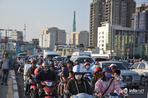 Va vào thành cầu, 2 thanh niên thương vong khi rơi xuống kênh Tàu Hủ - ảnh 2