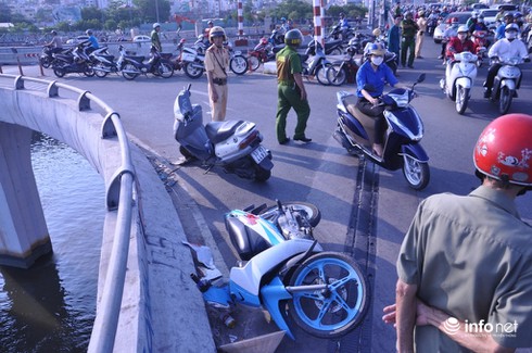 Va vào thành cầu, 2 thanh niên thương vong khi rơi xuống kênh Tàu Hủ - ảnh 1