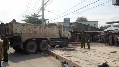 Bình Dương: 1 ngày, 2 vụ tai nạn hung thần xe ben, 2 người chết - ảnh 1