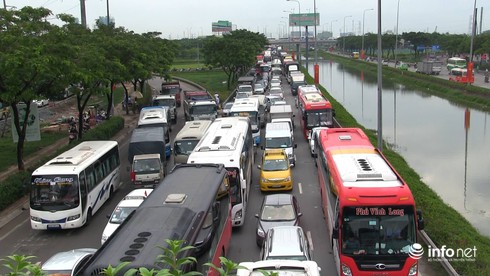 Đường về miền Tây ngập nửa mét,