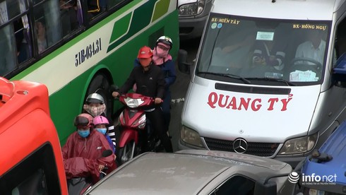 Đường về miền Tây ngập nửa mét,