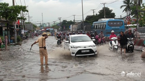 Đường về miền Tây ngập nửa mét,