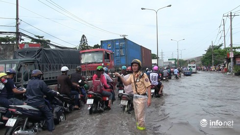 Đường về miền Tây ngập nửa mét,