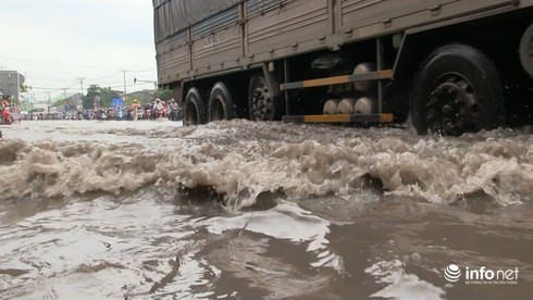 Đường về miền Tây ngập nửa mét,