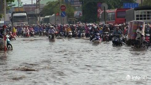 Đường về miền Tây ngập nửa mét,