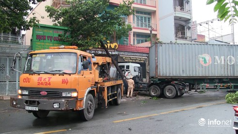Container tông xe máy, ô tô, nhà dân, 3 người trong một gia đình thương vong - ảnh 2