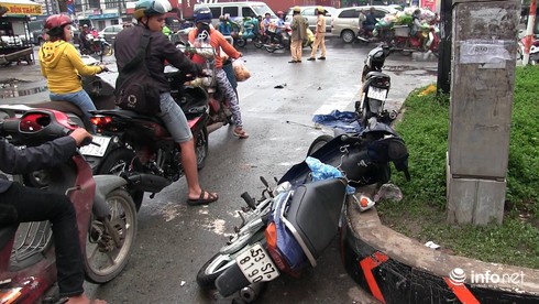 Container tông xe máy, ô tô, nhà dân, 3 người trong một gia đình thương vong - ảnh 1