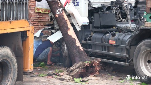 Container tông xe máy, ô tô, nhà dân, 3 người trong một gia đình thương vong - ảnh 3