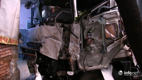 Container tông xe máy, ô tô, nhà dân, 3 người trong một gia đình thương vong - ảnh 4