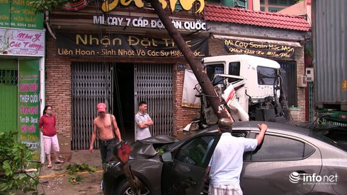 Container tông xe máy, ô tô, nhà dân, 3 người trong một gia đình thương vong - ảnh 5