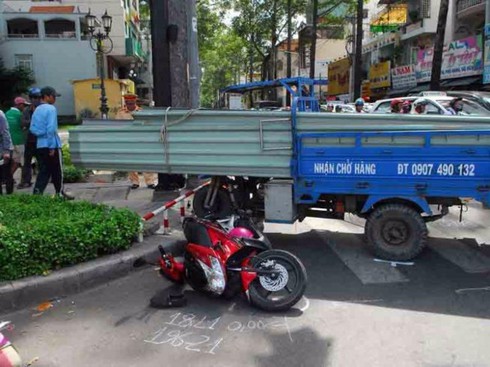 Xe chở tôn cứa 2 người trên phố, xe độ gây tai nạn 2 người bị thương - ảnh 1