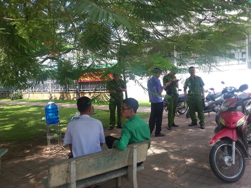 Người đàn ông tử vong trên ghế đá của bệnh viện với vết thương đầy máu - ảnh 2
