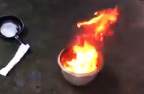 Kỳ lạ gần 50 giếng nước châm lửa cháy ngùn ngụt - ảnh 1