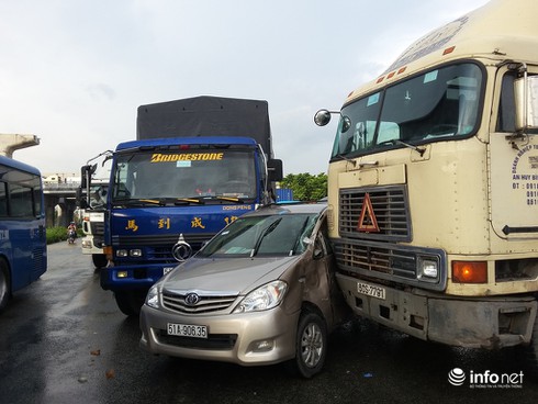 TP.HCM: Xe ba gác găm chặt vào xe bồn; ô tô kẹt cứng giữa xe tải với xe đầu kéo - ảnh 3