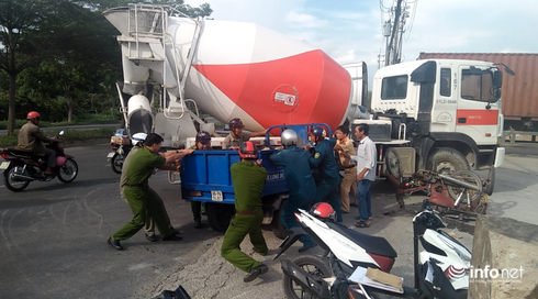 TP.HCM: Xe ba gác găm chặt vào xe bồn; ô tô kẹt cứng giữa xe tải với xe đầu kéo - ảnh 2