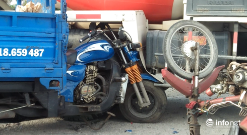 TP.HCM: Xe ba gác găm chặt vào xe bồn; ô tô kẹt cứng giữa xe tải với xe đầu kéo - ảnh 1