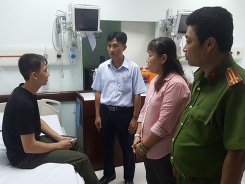 Bắt nóng 2 tên cướp giật, nhân viên bảo vệ bị dao đâm vào lưng - ảnh 2