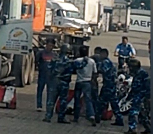 Đình chỉ công tác 5 kiểm soát cảng Cát Lái đánh phụ xe đầu kéo - ảnh 1