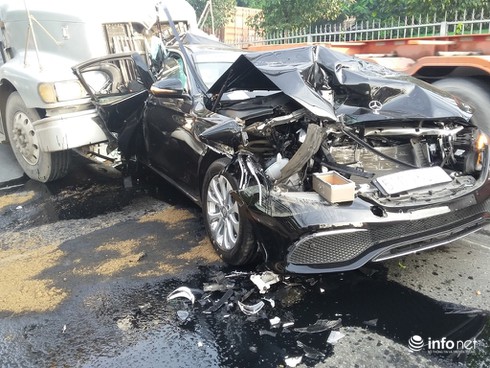 Đang dừng đèn đỏ, Mercedes bị container đâm nát bươm trên QL1 - ảnh 1