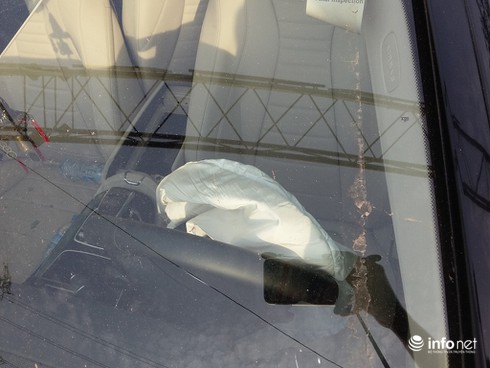 Đang dừng đèn đỏ, Mercedes bị container đâm nát bươm trên QL1 - ảnh 2