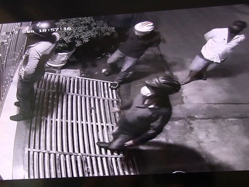 TP.HCM: Người dân liên tục bị kẻ xấu đe dọa, tạt sơn vào nhà - ảnh 2