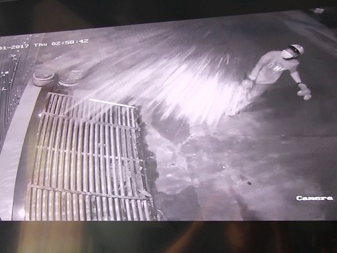 TP.HCM: Người dân liên tục bị kẻ xấu đe dọa, tạt sơn vào nhà - ảnh 1