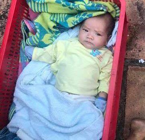 Người mẹ nói đi đổ xăng rồi biệt tăm, để lại 2 bé trai - ảnh 1