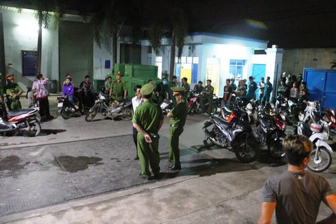 TP.HCM: Nam công nhân chết bất thường, người nhà bức xúc vây kín công ty - ảnh 2