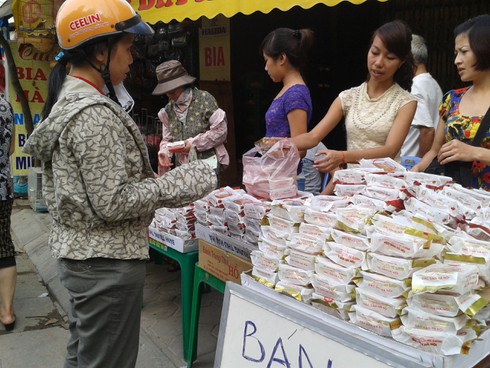 Quá Rằm, bánh Trung thu giá bèo vẫn hút người mua - ảnh 1
