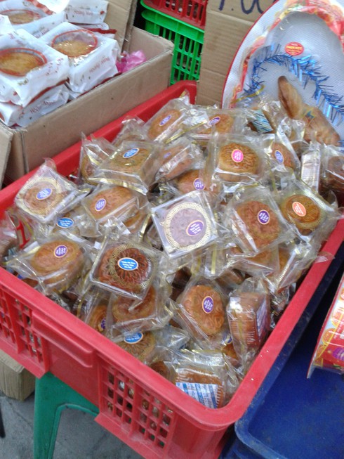 Quá Rằm, bánh Trung thu giá bèo vẫn hút người mua - ảnh 3