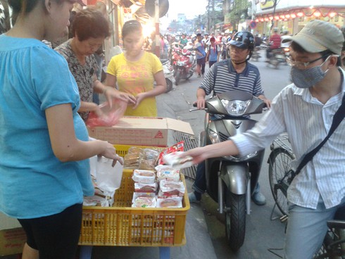 Quá Rằm, bánh Trung thu giá bèo vẫn hút người mua - ảnh 4