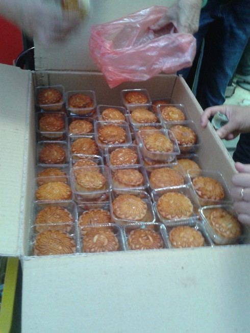 Quá Rằm, bánh Trung thu giá bèo vẫn hút người mua - ảnh 2