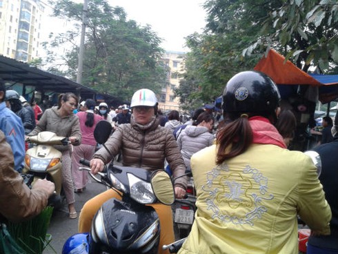 Chợ đầu mối đông nghẹt khách mua lẻ - ảnh 1