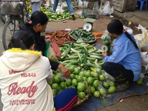 Chợ đầu mối đông nghẹt khách mua lẻ - ảnh 2